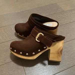 Steve Madden Hilde Mule in brown suede.